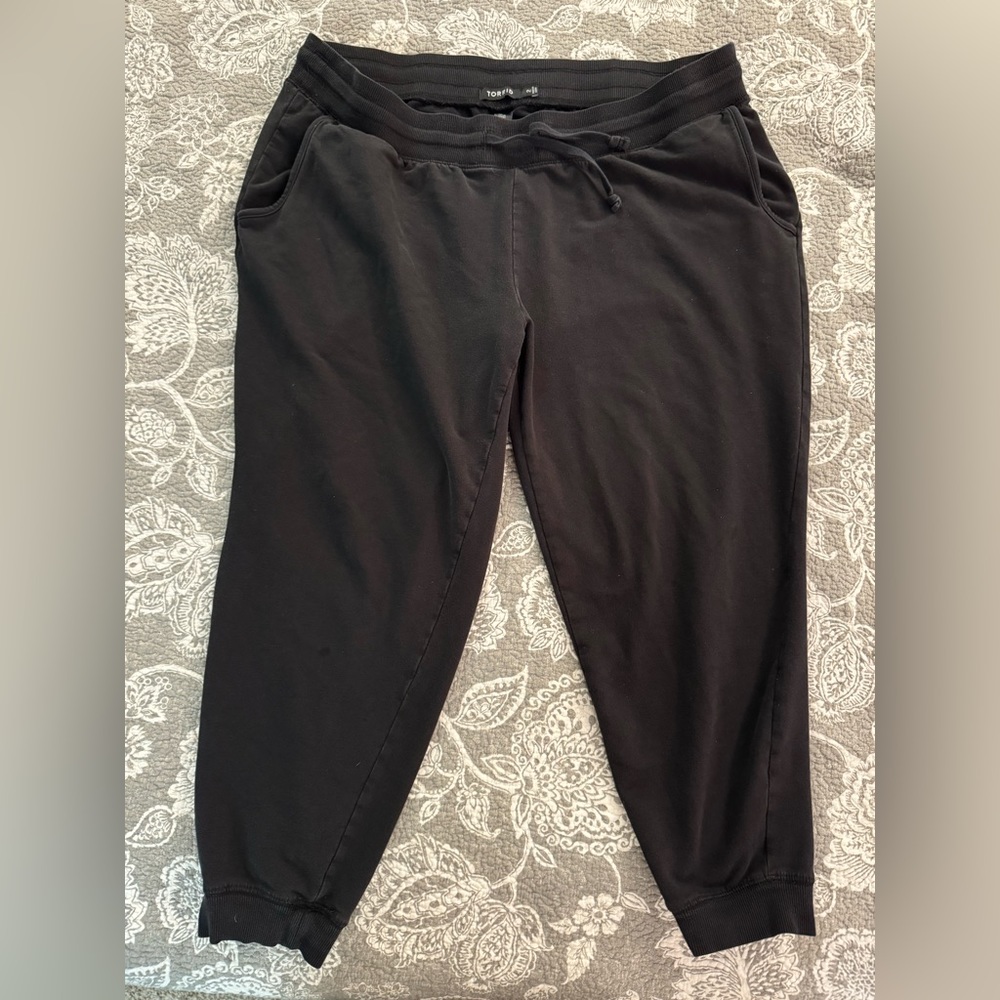 TORRID 2X super soft draw string sweats. Slightly crop leg.